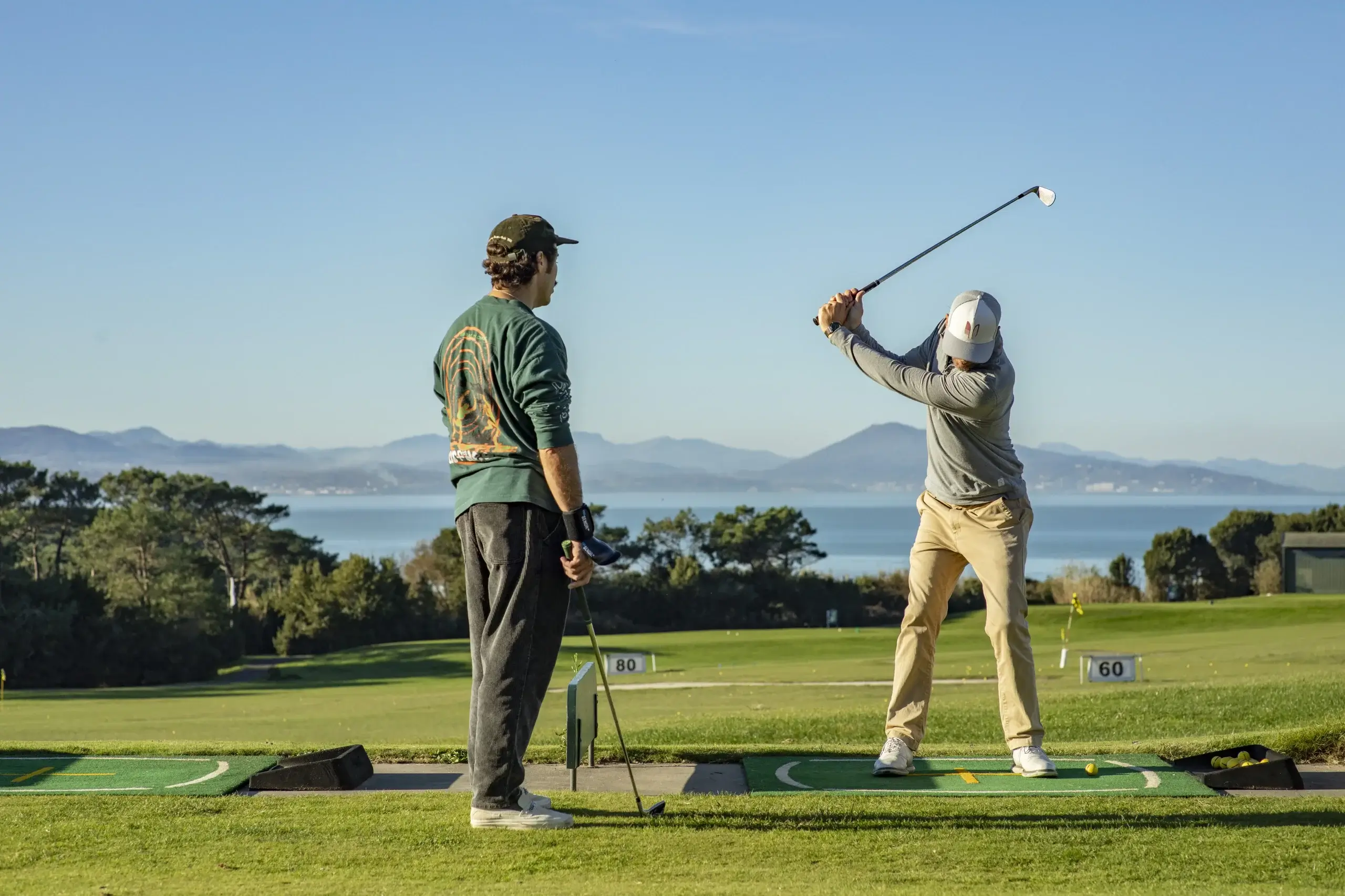 2 golfeurs golf ilbarritz mer et montagnes