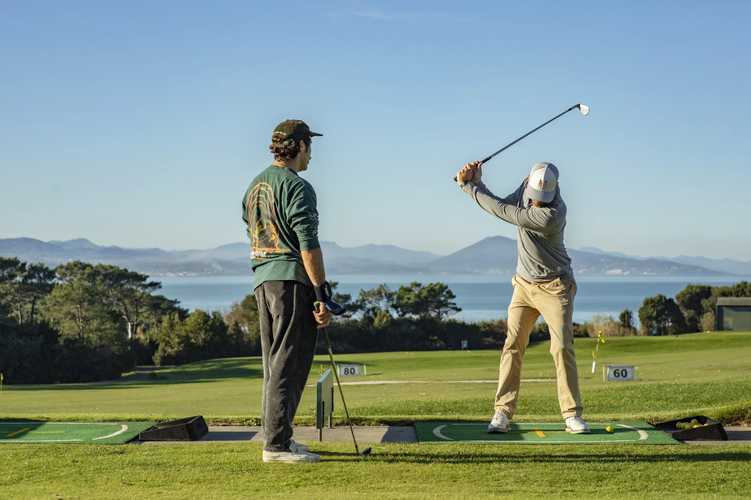 2 golfeurs golf ilbarritz mer et montagnes