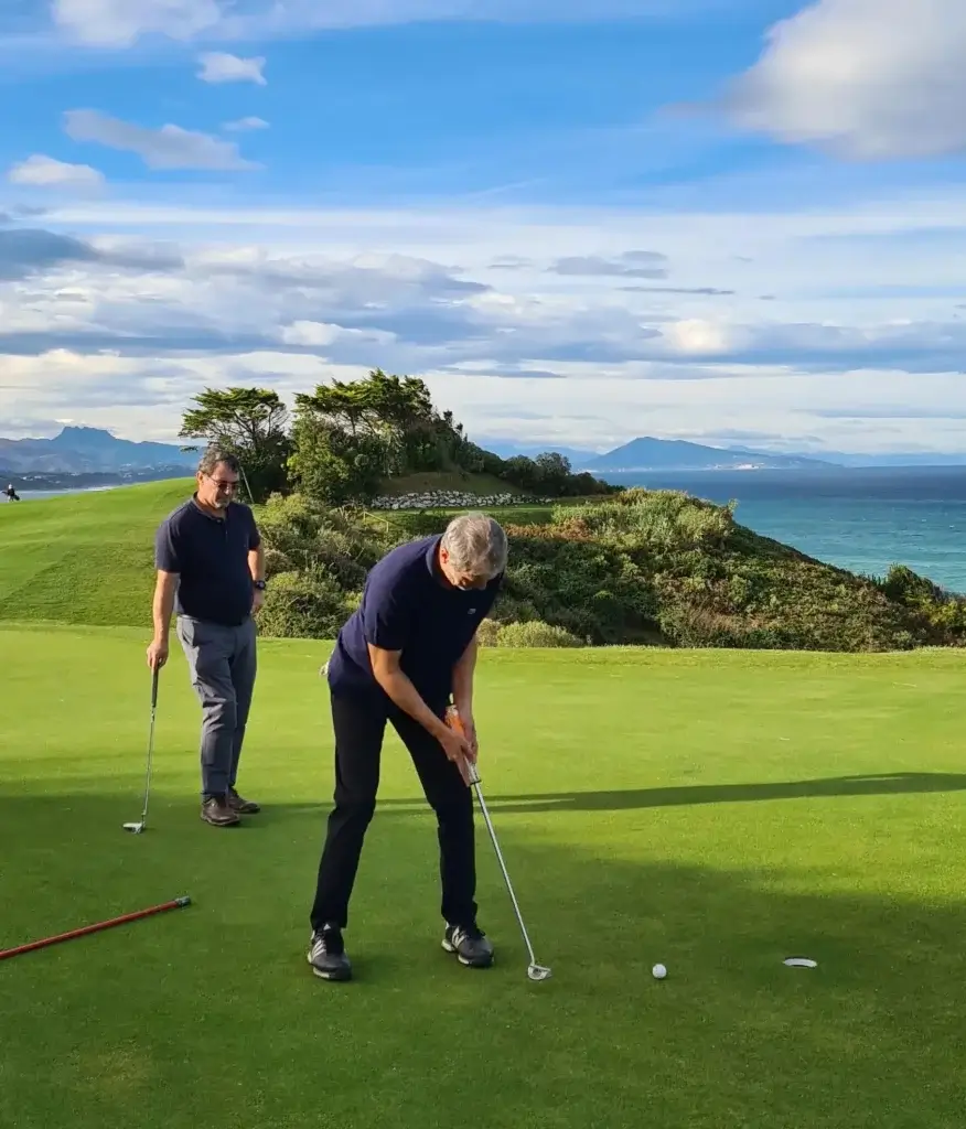2 golfeurs putting golf ilbarritz