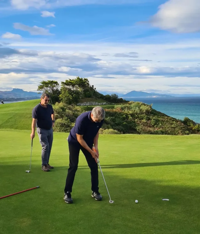 2 golfeurs putting golf ilbarritz copie 2 golfeurs putting golf ilbarritz copie
