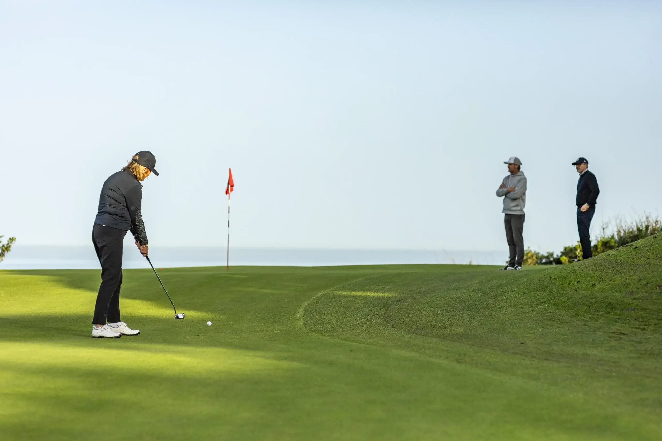 3 joueurs putting green golf ilbarritz