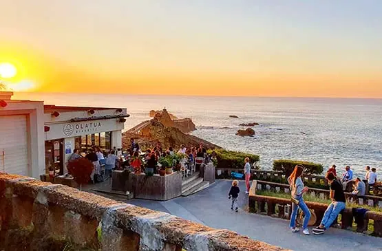 apéro dans un bar vu sur l'océan à Biarritz