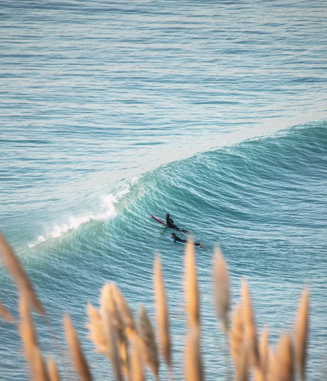 Deux surfeurs faisant un canard à Hossegor