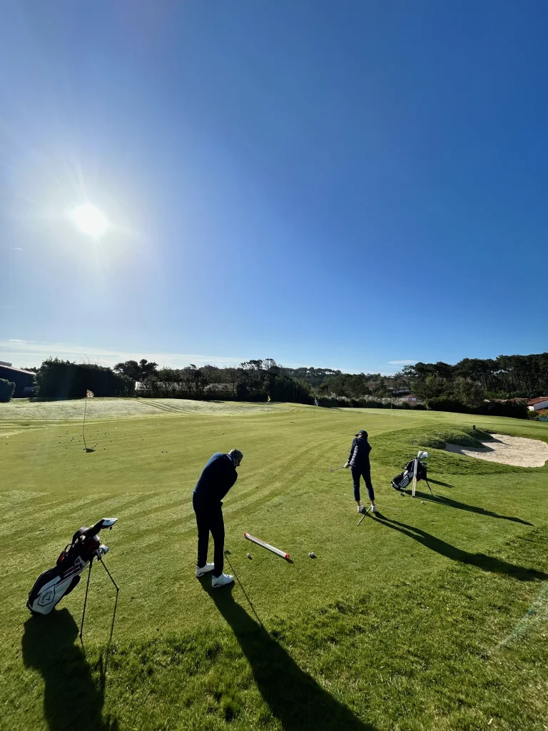 joueurs faisant du chipping au golf