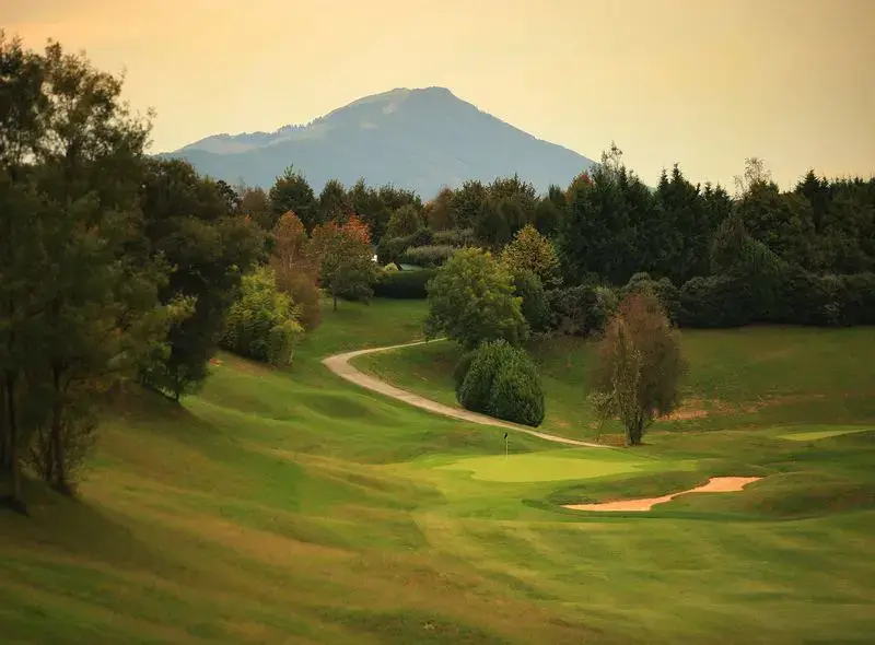 golf Espagnol et montagnes en arrière plan