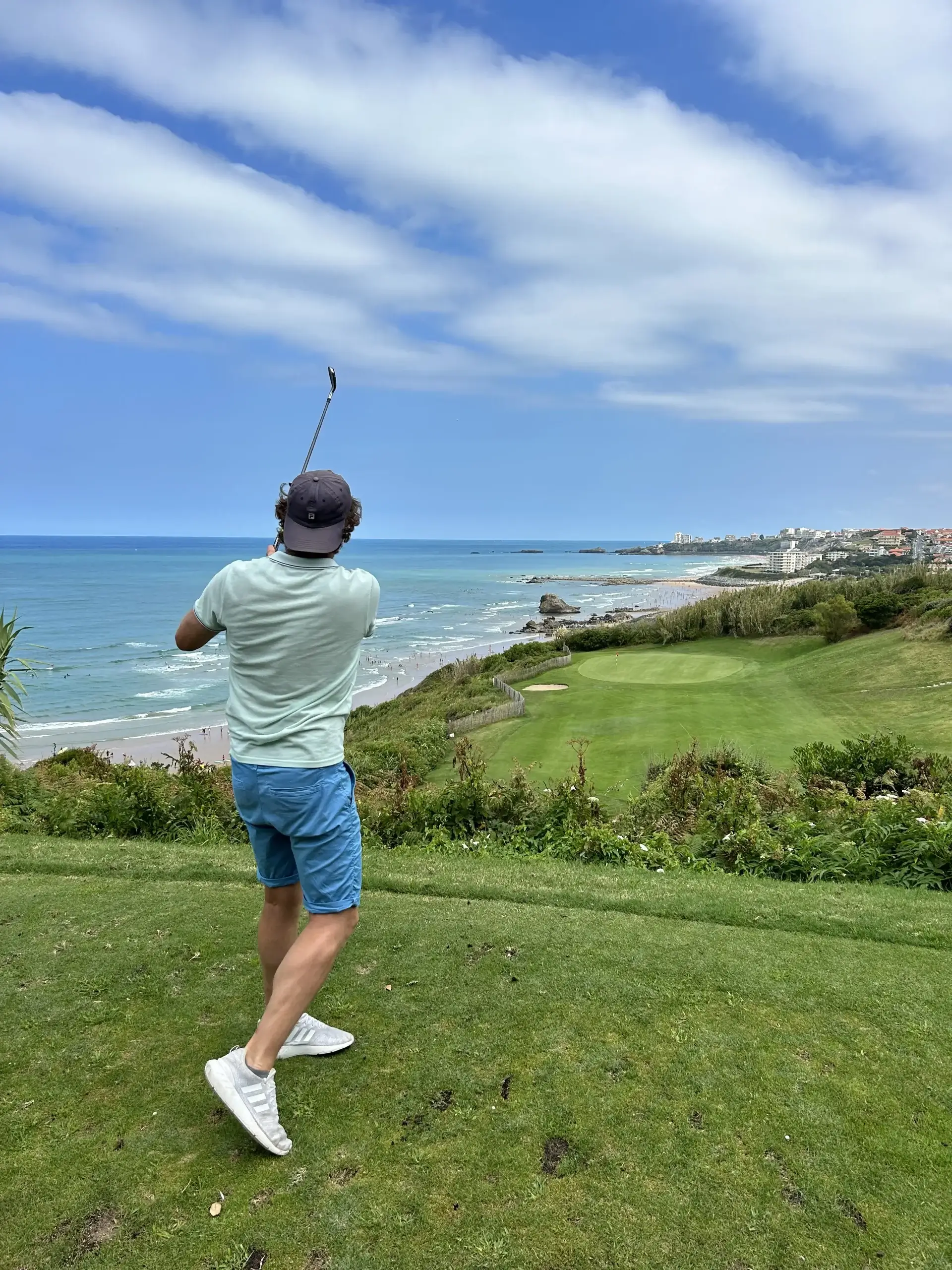 golfeur au départ d’un trou au golf d’Ilbarritz