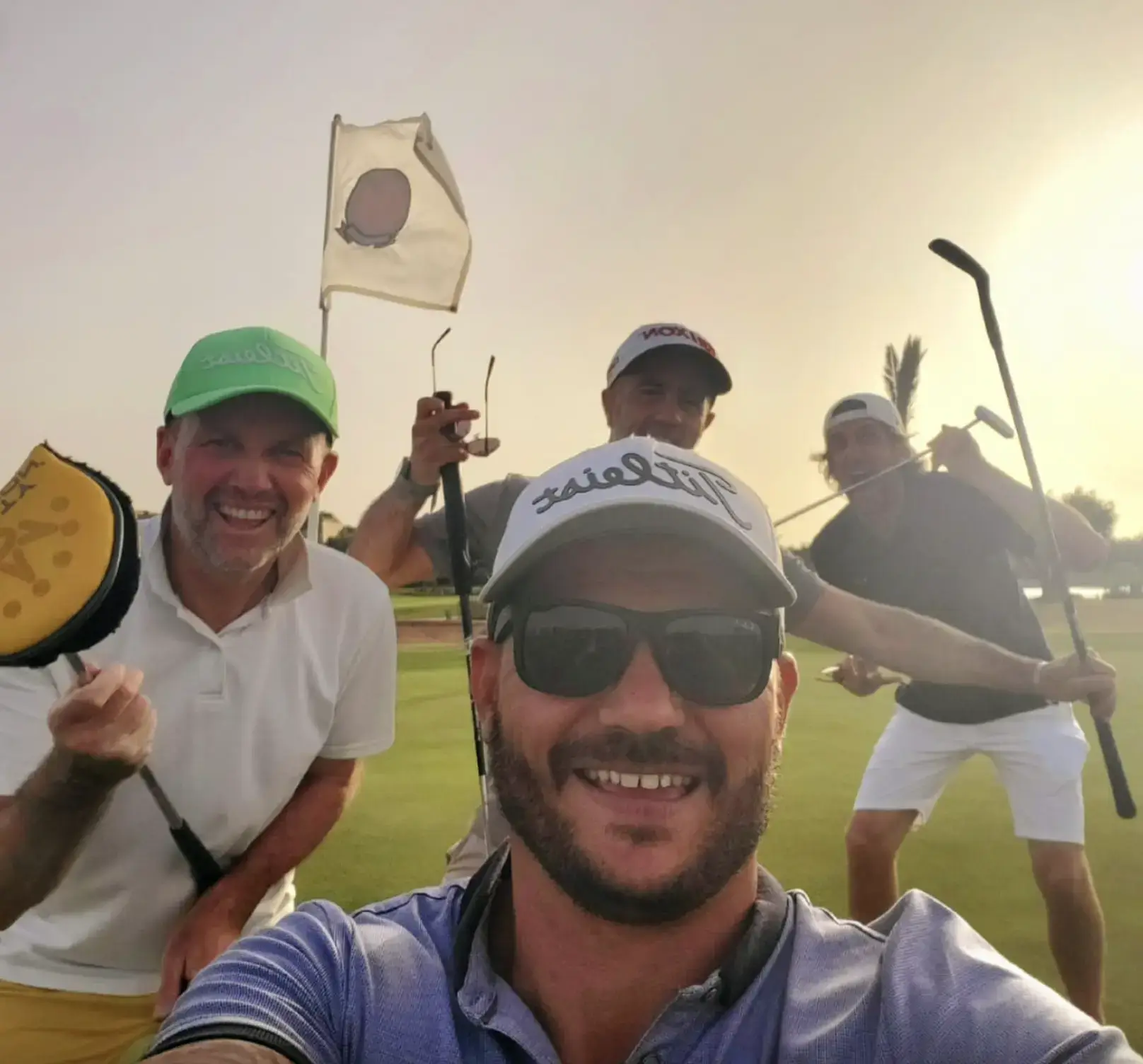 joueurs de golf heureux