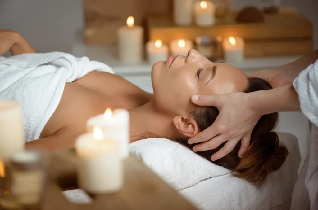Femme qui se fait masser de la tête et le visage