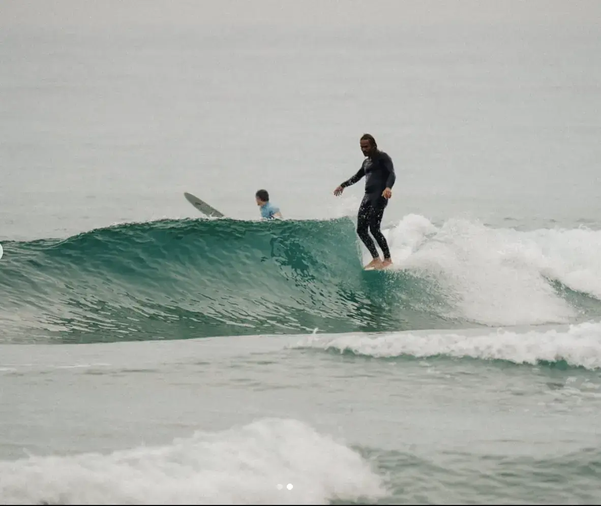 surfeur en longboard sur la Cote des basques