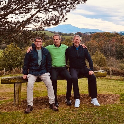 3 amis assis sur un banc au golf dans le Pays basque