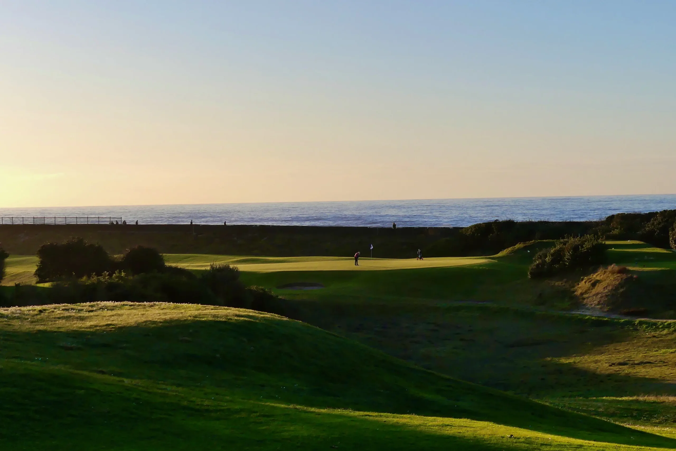 Lumière du soir sur green du golf de Chiberta